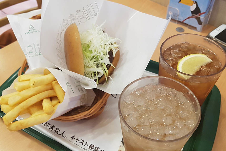 Burger mit Pommes und Getränke