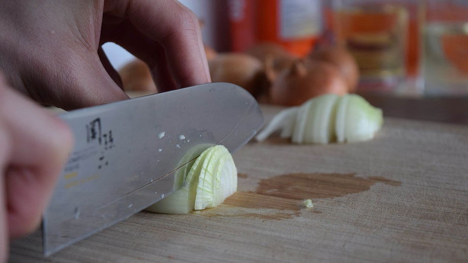 Zwiebel sehr dünn schneiden