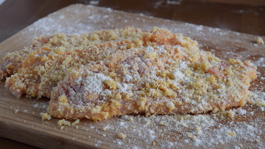 Schnitzel gleichmäßig panieren