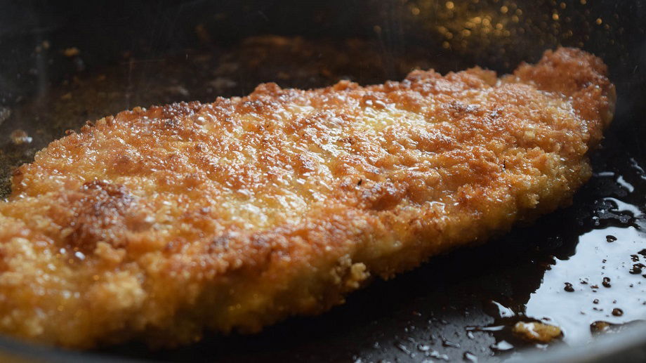 Schnitzel goldbraun und gleichmäßig bei mittlerer Hitze anbraten