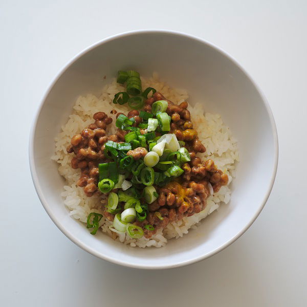 Natto con arroz