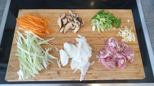 Meine Zutaten f&uuml;r Yaki Udon geschnitten