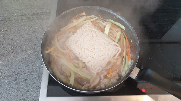 Udon Nudeln in die Pfanne