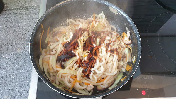 Yakisoba Sauce hinzu geben